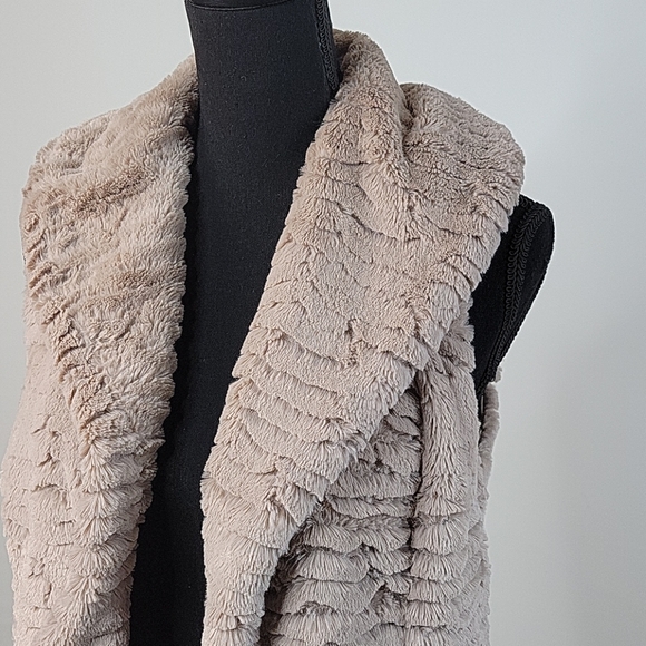 Me Jane faux fur vest medium - Picture 2 of 6